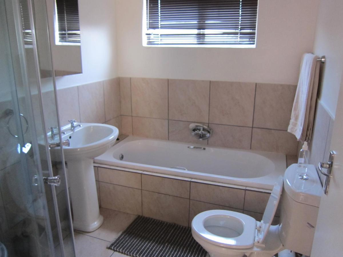Smithland Guest Apartments Cape Town Белвилл Экстерьер фото
